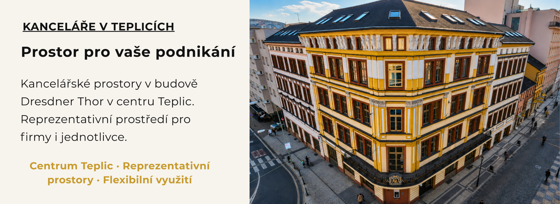 Žlutobílá historická budova s mansardovou střechou a vikýři, pohled shora na ulici v Teplicích.